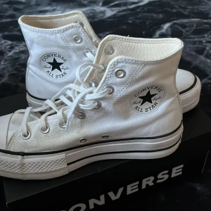 Märkes skor converse - Storlek 39 bara använda 2 gånger tycker att dom e lite för stora för mig, har igentligen storlek 38. Nypris (1000kr)