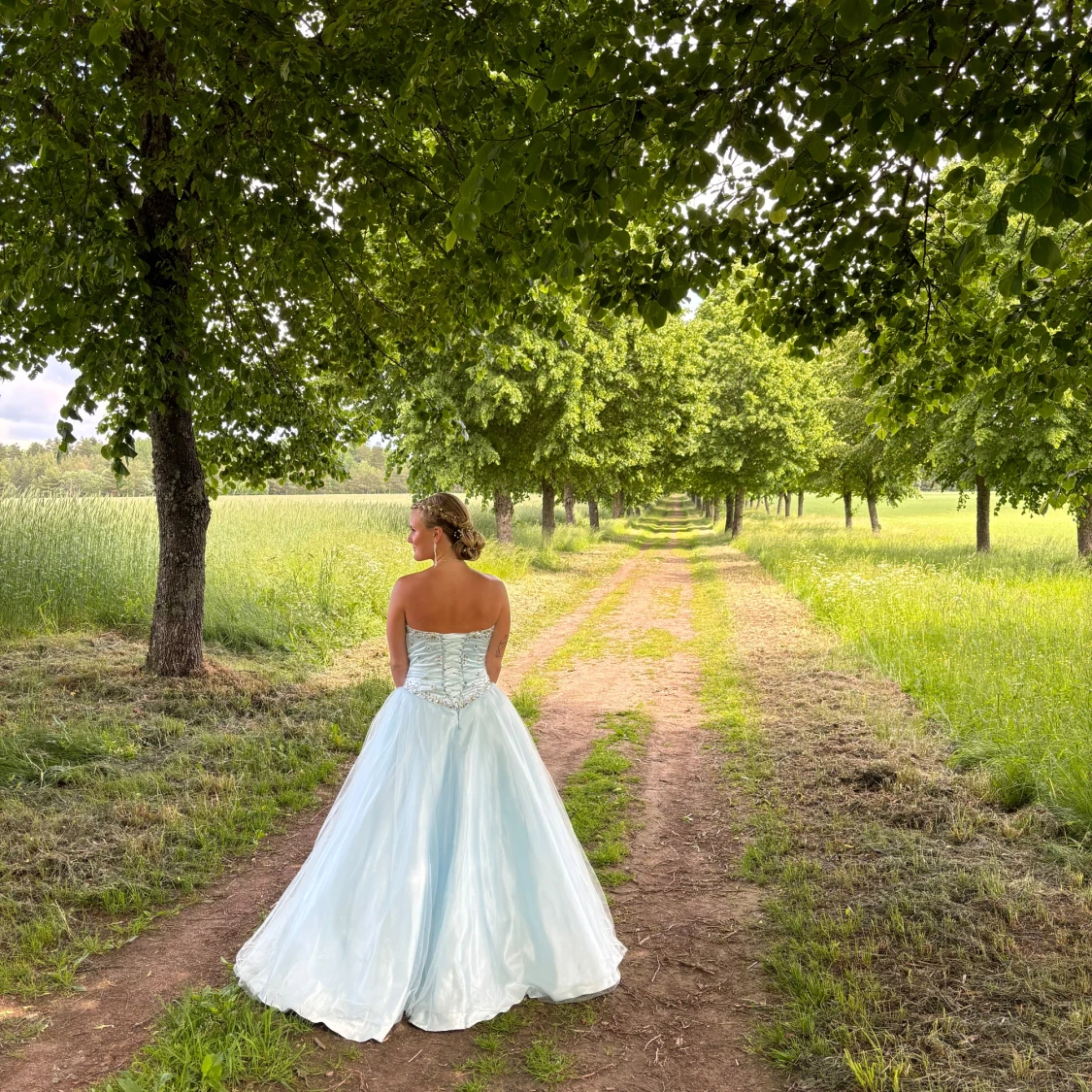 Ljusblå balklänning med fina detaljer👗🌸 - 90