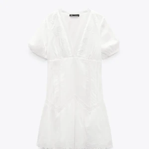 Zara klänning  - Så fin zara klänning, använd 2-3 gånger men tyvärr för liten för mig den här sommaren. 