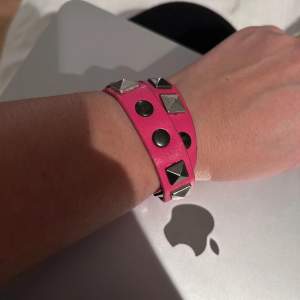 Rosa armband med nitar 
