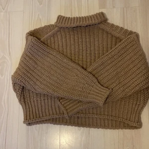 Stickad tröja - Tjockt stickad tröja med krage från H&M i storlek S . Säljs för att den inte används längre, är i väldigt bra skick och har inga defekter!