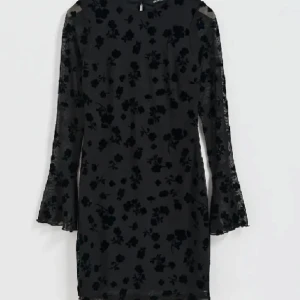 Burnout Dress Gina Tricot - Helt oanvänd med prislapp kvar. Strl S, normal i strl. Kan även tänka mig att byta mot en M. 