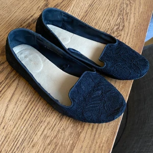 Ballerinaskor - Svarta ballerinaskor med spets i storlek 36, oklart märke. Använda men bra skick.