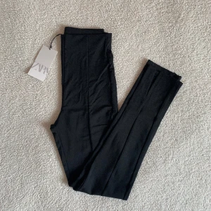 ZARA svarta leggings med slits - Nya med tags kvar. Utan anmärkningar.