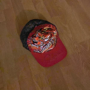 Ed hardy liknande keps - Sjukt fet keps (inte ed hardy). Storleken är justerbar! Skriv om du har funderingar eller vill ha fler foton!  