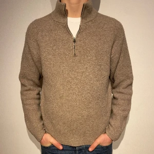 Uniqlow sip-up tröja  - Sjukt skön tröja storlek xs. Kan användas i alla sammanhang