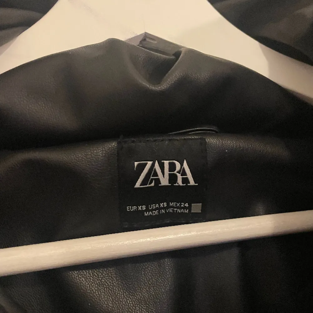 Jag säljer denna knappt använda jackan från Zara i storlek xs från förra vintern då den inte riktigt var min stil. Jackan har inga som helst fel eller skador. Bra att veta kan vara att jackan är oversized (jag har egentligen storlek S-M). . Jackor.
