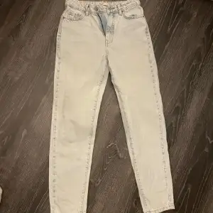 Säljer dessa ljusblå straight jeans från Gina Tricot i storlek 32. Köpta för 499 men säljer för 85kr (fri frakt). Kontakta gärna vid frågor 