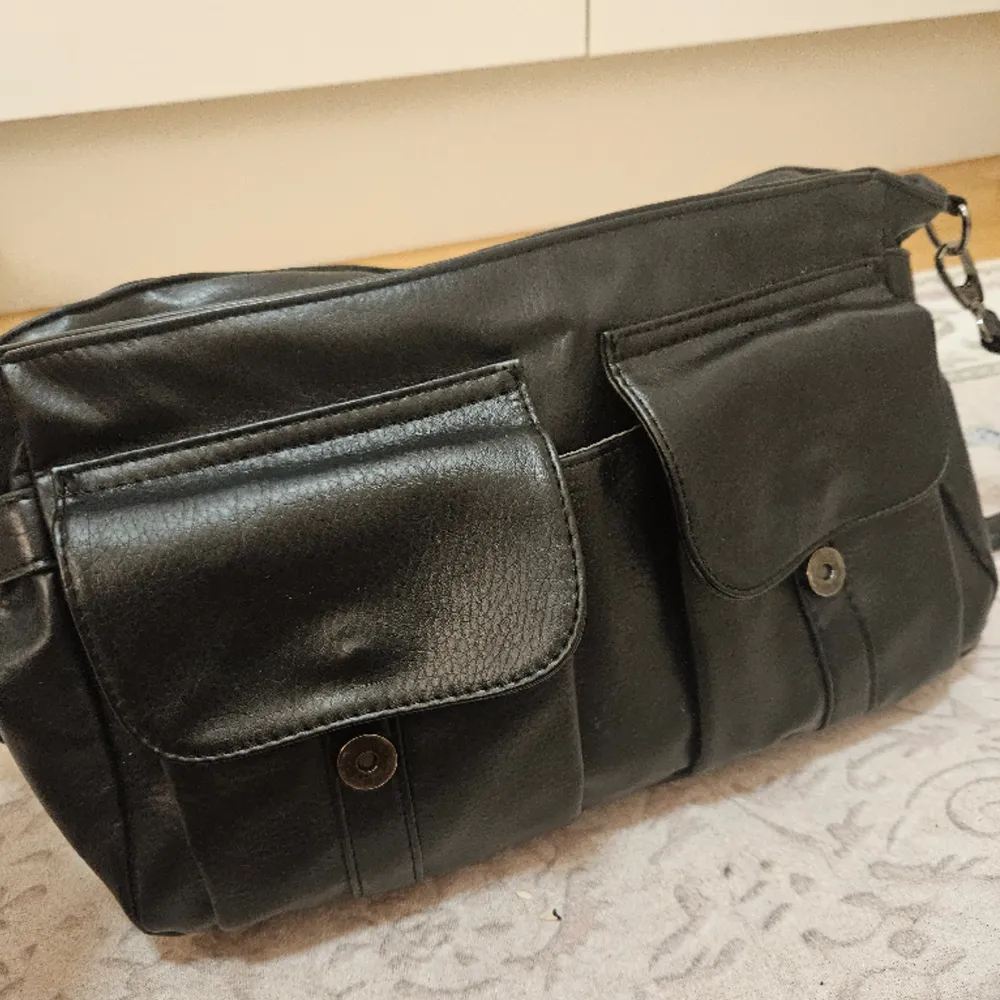Fin läderväska med en döskalle på framsidan. Ganska rymlig med massa fickor på insidan och utsidan💞 TRYCK EJ PÅ KÖP NU. Väskor.