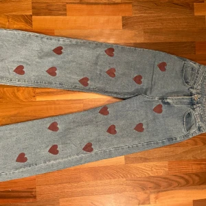 Jeans - Sjukt söta vida jeans med hjärtan på som jag säljer då de tyvärr är för små för mig nu, stl xs 