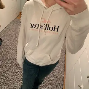 Säljer denna jättesköna hoodie från Hollister! Har tyvärr blivit pyttelite nopprig på muddarna eftersom den är välanvänd.. därav priset! Skriv privat om fler bilder önskas 🥰💕