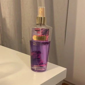 Victoria’s secret body mist love spell - Body mist från Victoria secret i doften love spell. Cherry blossom & peach☺️ungefär en tredjedel använd, se bild