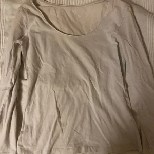 Urringad Tröja Åhléns M - Urringad tröja från Åhléns. 95% bomull 5% elastan. Tröjan är lite skrynklig men det går att stryka!