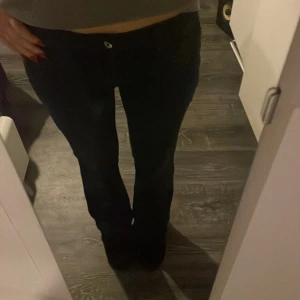 Snygga lågmidjade jeans  - Säljer dessa snygga lågmidjade jeans från hm, endast använda en gång💖