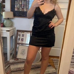 satinklänning - Snygg svart satinklänning/nattlinne med knytning i ryggen. Aldrig använd, bra skick!