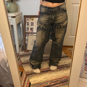 Baggy jeans - coola jeans med fickor ”överallt”. Köpta på second hand, bara använda fåtal gånger. 