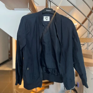 Jacka  - Fin vår jacka finns nu inne färgen beige. Passar bra till åldern 13, storlek 158 cm. 