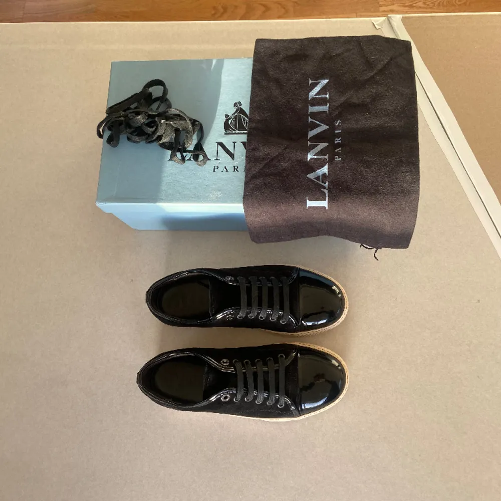Hej, säljer nu dessa riktigt stilrena Lanvin skor i färgen svart. Skicket är toppen, 9/10. Box, snören och en dustbox medföljer vid köp. Skorna sitter lite större. Vid frågor och funderingar är det bara o höra av sig.  Mvh Regal Vouge. Skor.