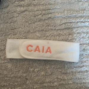 Caia hårband - Säljer ett hårband från Caia då det inte kommer till användning, har en fläck men ska tvätta den så det kommer inte synas när ni får den. Nypris 95kr säljer den för 65kr❤️