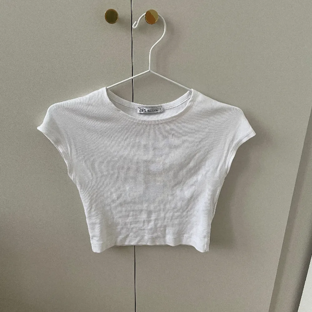 Säljer denna croptop från zara. Vit vanlig croptop!  ❗️köparen står för frakten❗️. Toppar.