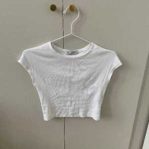 Croptop - Säljer denna croptop från zara. Vit vanlig croptop!  ❗️köparen står för frakten❗️