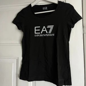 Armani tshirt  - Tshirt från Armani. Stretchigt lent tyg. Vet inte storlek, men passar XS-S.