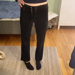 Svarta Mjukisbyxor - Säljer dessa pga att de blivit för korta, original pris: 299, säljer för 80 inkl frakt 📦 Storlek: S!  Kom priv för frågor 🪽