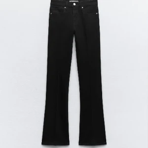 Zara mid waist bootcut jeans - Säljer dessa svarta bootcut jeans ifrån zara i storlek 36. De är skit snygga på och sitter endast lite högre än zara low waist jeans i midjan. Måste tyvärr sälja då de inte kommer till användning för att de är försmå.  Nyskick! Nypris är 399 Säljer f