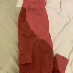 Rosa mjukis byxor med fyra fickor med två av dom med knapp använd 1 gång 
