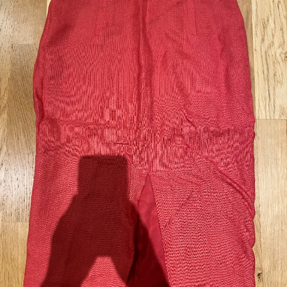 Fin elegant röd/ljusrosa kjol från Zara. Legat på vinden ett tag är anledningen till varför den är lite skrynklig men blir jättefin sedan näst ma stryker den. . Kjolar.