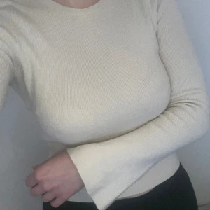 Finstickad tröja Bikbok - Cremefärgad stickad tröja från Bikbok med lite utsvängda ärmar. Storlek XS men är stretchig så passar S/M-kropp. Varsamt använd ett par gånger.  Köparen står för frakten. Pris kan diskuteras. Hör gärna av er för frågor och fler bilder. 