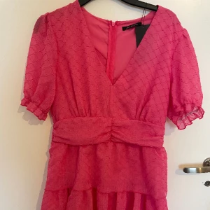 Ros klänning - Fin cocktail klänning från jus de poem, aldrig buren förr. Om man vill ha bild på kan man få det. Frakt ingår