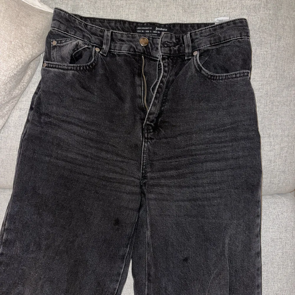 Svarta utsvängda jeans från stradivarius med slitningar nertill. För små för mig så kan ej ta bilder på men så snygga!! 💕. Jeans & Byxor.