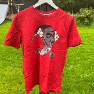 Vintage Nike  - Säljer nu denna super feta vintage Nike tröja då den är för stor för mig. Skicket är fint inga hållbara använd Tveka inte att fråga efter fler bilder 