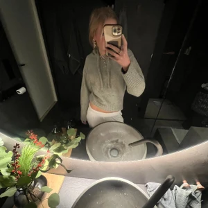 stickad hoodie (pris kan diskuteras❤️ - Jätte fin grå stickad hoodie från zara, endast använd ungefär 5 gånger 🌺
