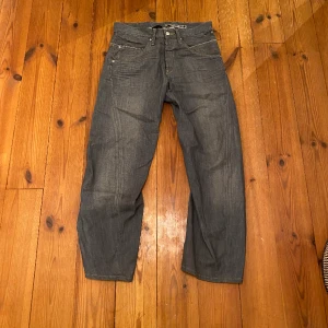 Levis byxor  - Levis byxor, nästan aldrig använda. Blå/grå i färgen. Ganska stora