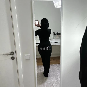 Juicy couture  - Svart juicy couture set i storlek XS både uppe och nere. Byxorna har diamant detaljer och koftan är utan diamanter. Dessvärre är det skador på byxorna längst ner som man kan se på bilden. Detta går att lösa genom att sy in material inifrån. Säljer bå