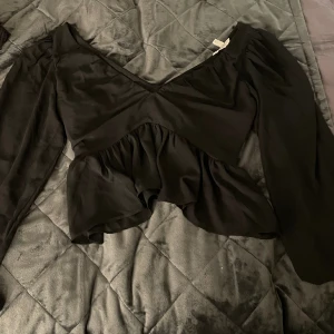 Svart vringad blus  - Blus material skön 