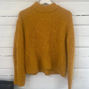 Stickad tröja - Gul stickad tröja. Använd fåtal gånger. Xs med sitter bra upp till en medium. 90kr+ frakt 