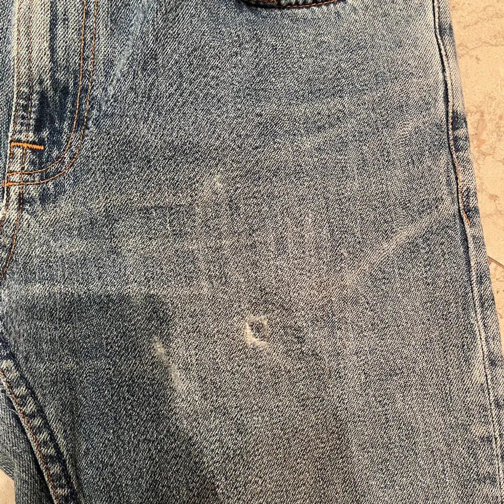 Ett par ”Friendly blue” Gritty Jackson jeans från Nudie jeans Co. - Lagade vid vänster fick (bild 2) och mellan bena (bild 3). Nypris: 1 600kr Man kan laga jeansen gratis i alla nudie butiker.. Jeans & Byxor.
