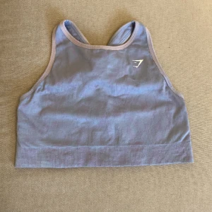 Gymshark topp - Sport-bh från gymshark, kollektion adapt butterfly. Använd 4 gånger och i bra skick. Strl M men passar mig som brukar ha S i sport-bh:ar