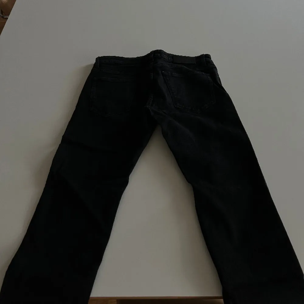 Svarta Hugo Boss jeans som är tapered. Sjukt snygga och sjukt sköna med bra stretch i en färg som aldrig går ut heller! Storleken på dom är 32/30. Jeans & Byxor.