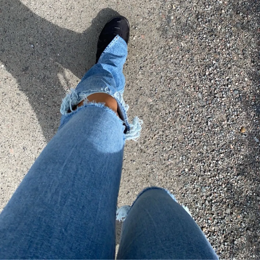 Jeans från ZARA med slit och hål i knäna. Passar storlek XS-S❤️. Jeans & Byxor.