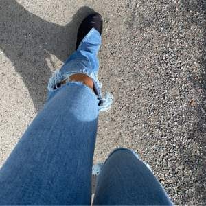 Jeans från ZARA med slit och hål i knäna. Passar storlek XS-S❤️