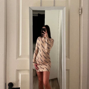 Klänning  - Klänning med adidas tryck, beige/guldglittrig.