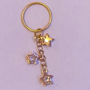 Guld nyckelring - Guld nyckelringar med stjärnor på som jag har tillverkat hemma. inga missfärgningar. Kostar 25kr.