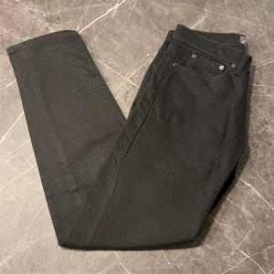 Svarta jeans  - Säljer dessa helsvarta jeansen från dressman som knappt är använda. Dem är regular fit och storlek 30/30. Hör av er vid flera frågor!