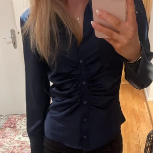 Blus  - Jätte fin skjorta/blus från vila! Glansig marinblå färg som passar bra till mpnga tillfällen. Storlek 34, skriv för fler bilder!💗
