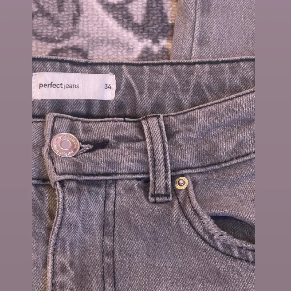 Ljus gråa byxor i mid waist för 350kr, passar 167 cm men även kortare och längre. storlek 34. Inga hål, missfärgningar eller skrynklor (bra skick). Jeans & Byxor.