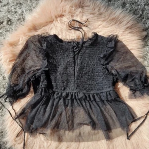 Blus  - Blus från zara i bra skick🖤